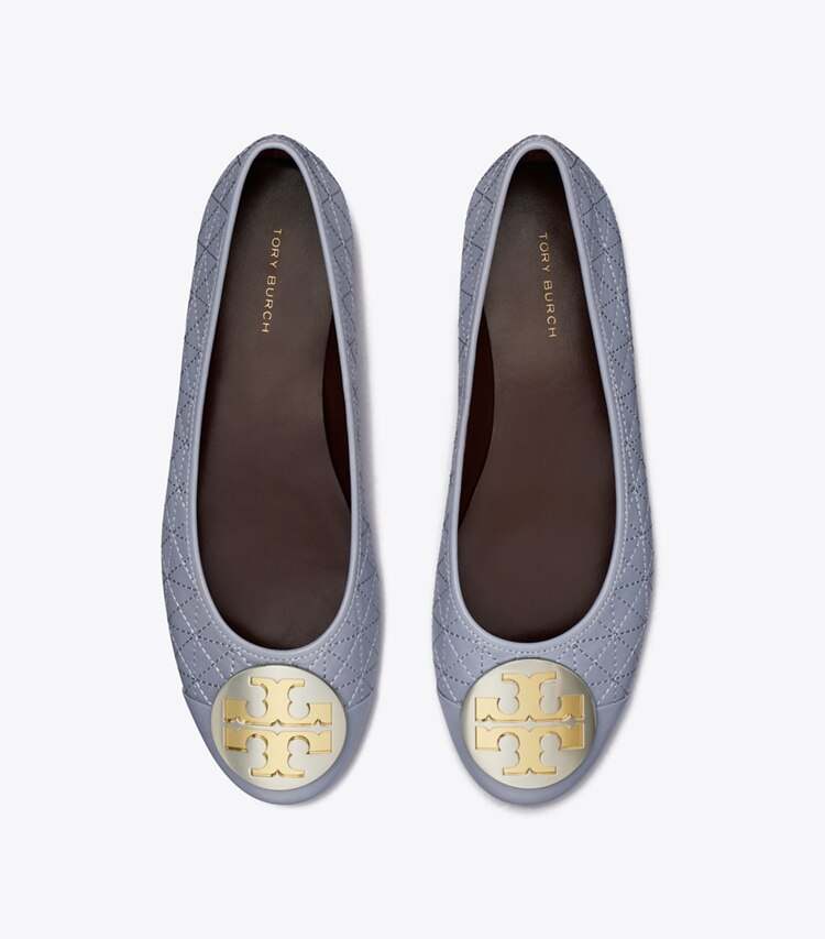 Tory Burch designer mocassins Ballerine Claire matelassée à bout renforcé dans DEW BLUE / GOLD / SILVER vue du dessus