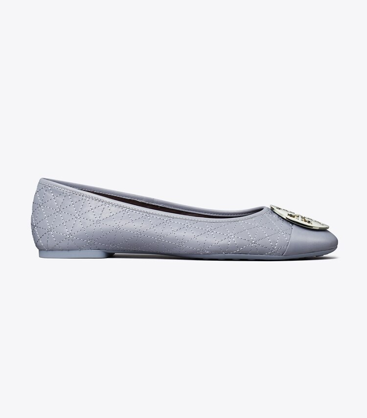 Tory Burch designer mocassins Ballerine Claire matelassée à bout renforcé dans DEW BLUE / GOLD / SILVER de côté