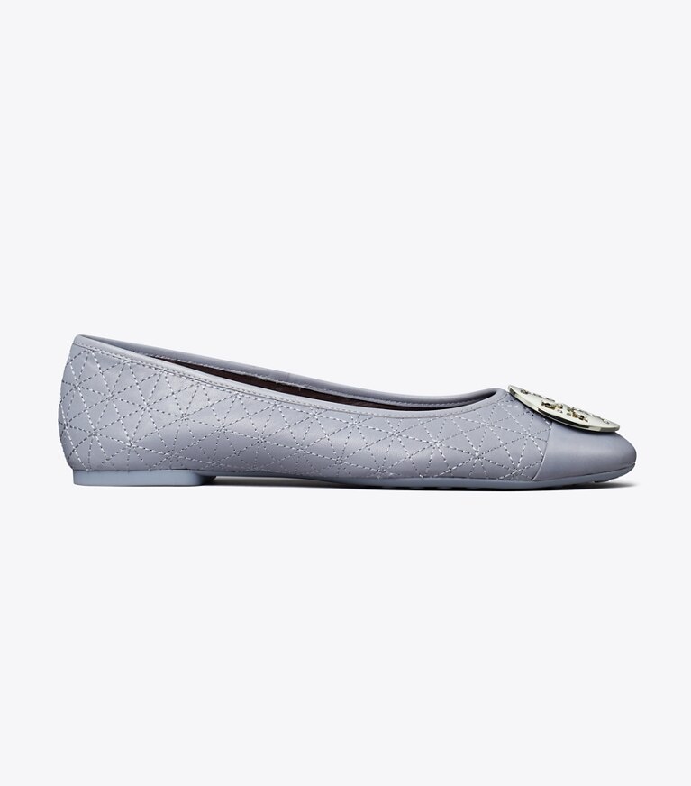 Tory Burch designer mocassins Ballerine Claire matelassée à bout renforcé dans DEW BLUE / GOLD / SILVER de côté