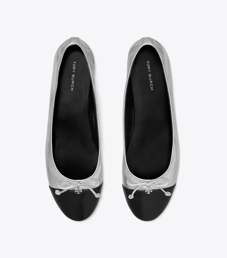 Tory Burch designer mocassins Ballerines à bout contrasté in SILVER / PERFECT BLACK angle