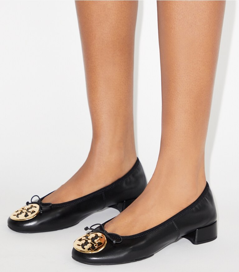 Tory Burch designer mocassins Ballerines à talons Reva dans PERFECT BLACK / GOLD accessoire sur le modèle