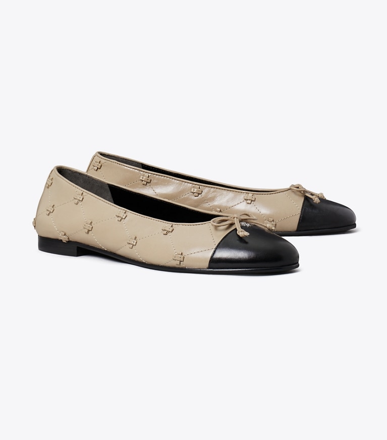 Tory Burch designer mocassins Ballerines Bunny Knot à bout contrasté in SOFT CEMENT / PERFECT BLACK angle
