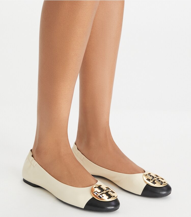 Tory Burch designer mocassins Ballerines Claire à bout contrasté in BLACK / NEW CREAM accessory on model