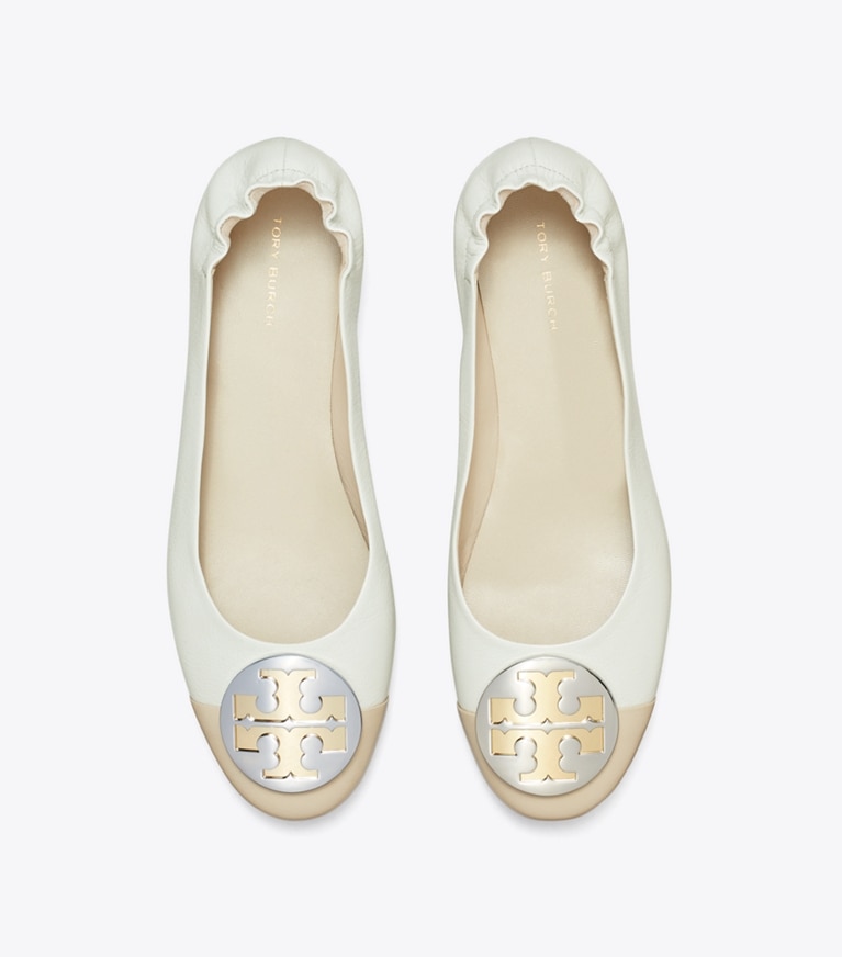 Tory Burch designer mocassins Ballerines Claire à bout contrasté in FEATHER GRAY / TORTORA angle