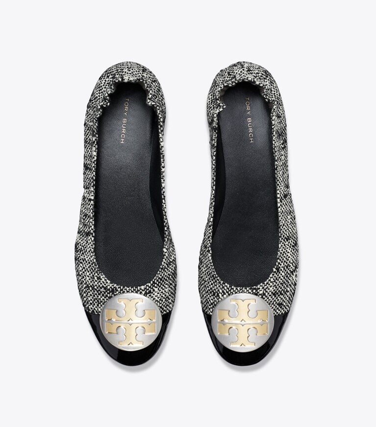 Tory Burch designer mocassins Ballerines Claire à bout contrastant dans PERFECT BLACK / NEW IVORY vue du dessus