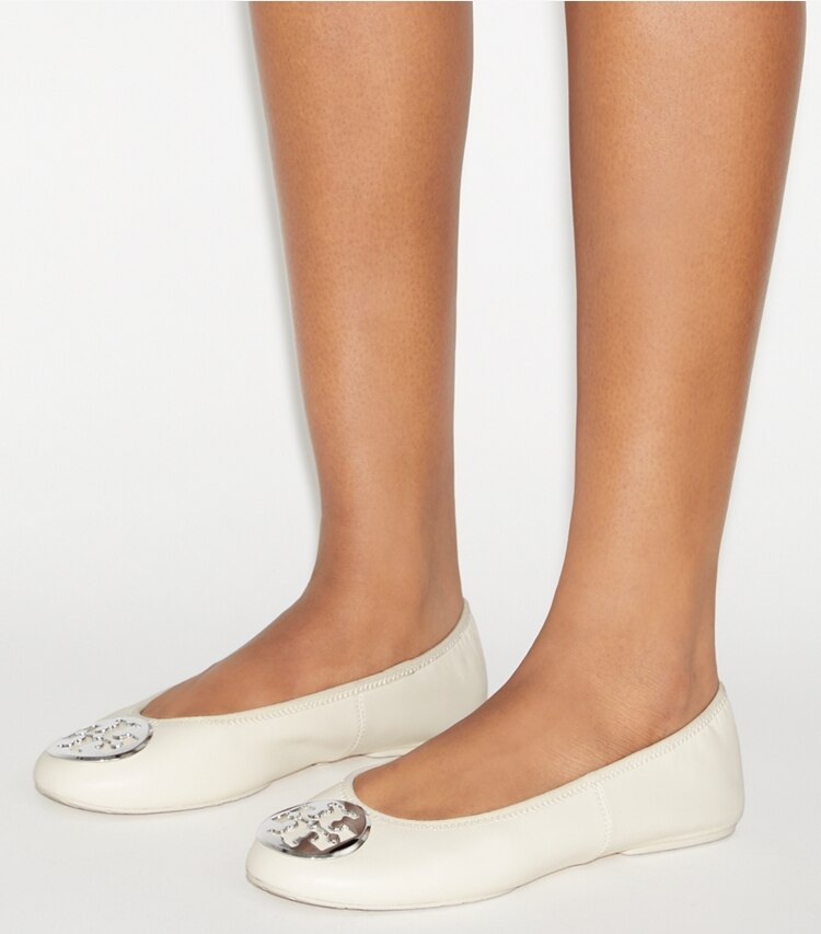 Tory Burch designer mocassins Ballerines de voyage Reva in LIGHT CREAM / SILVER accessory on model