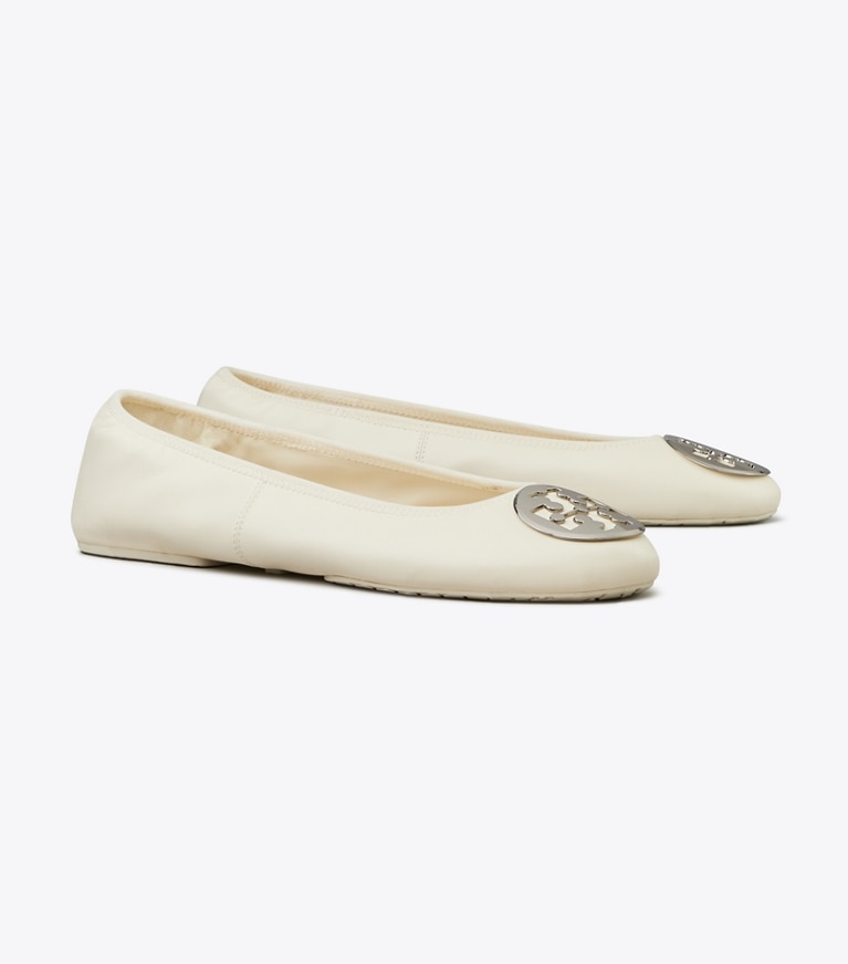Tory Burch designer mocassins Ballerines de voyage Reva in LIGHT CREAM / SILVER angle