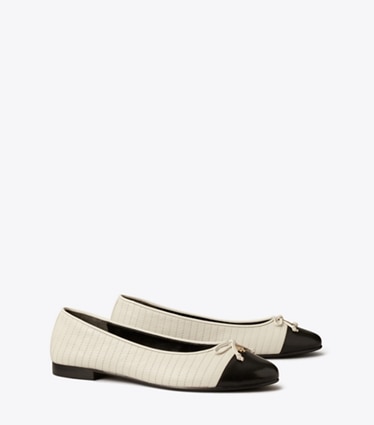 Tory Burch designer mocassins Ballerines matelassées à bout contrasté in LIGHT CREAM / PERFECT BLACK angle