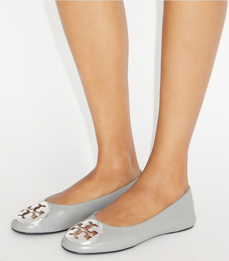 Tory Burch designer mocassins Ballerines Reva in LOUTRE GRAY additional on model