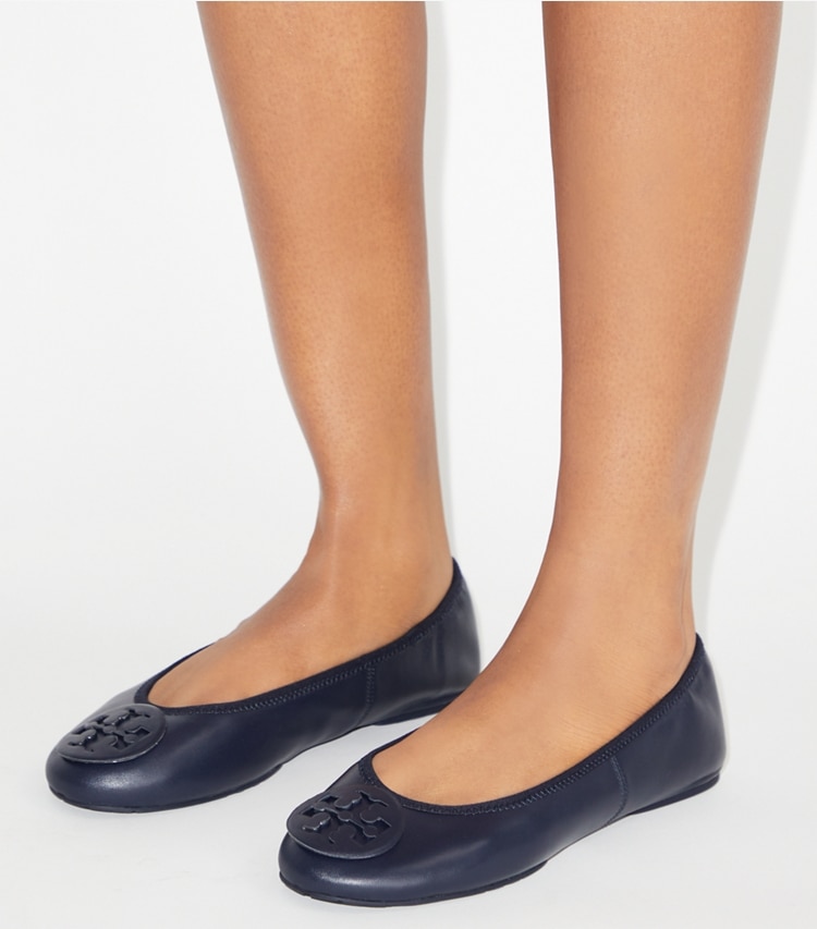 Tory Burch designer mocassins Ballerines Reva Travel dans NEW NAVY / NEW NAVY accessoire sur le modèle