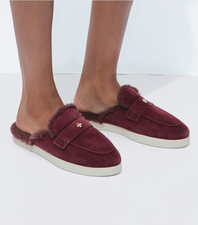 Tory Burch designer loafers Ballet Sport Pantolette mit Lammfell in DARK CARMINE accessory on model