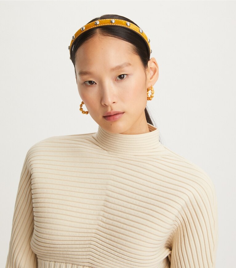Tory Burch designer épingles à cheveux Bandeau clouté dans Antique Tory Silver/Mustard accessoire sur le modèle
