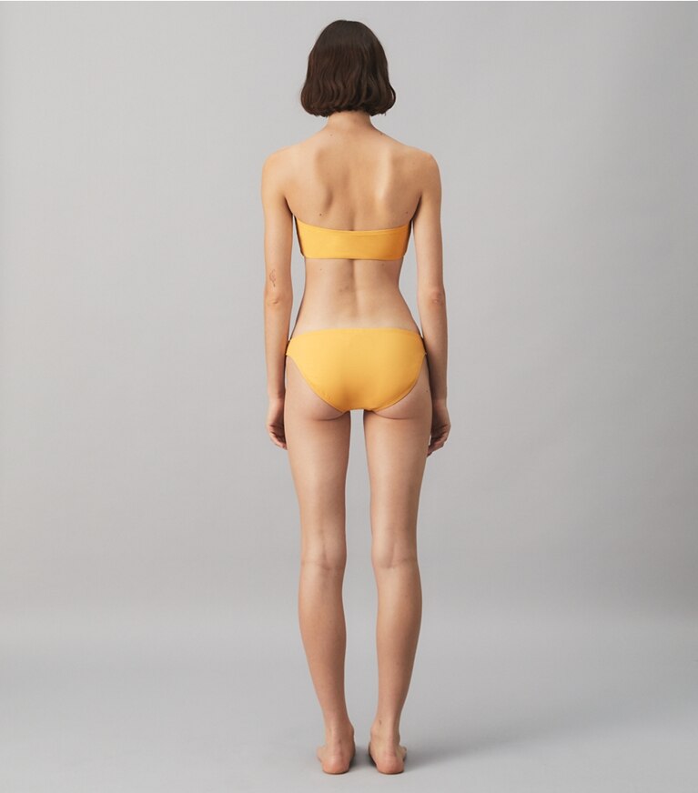 Tory Burch designer deux pieces Bandeau color-block dans JACKFRUIT / NEW IVORY sur modèle, de dos