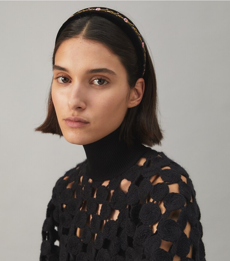 Tory Burch designer épingles à cheveux Bandeau Roxanne dans Rolled Brass / Green Trumpet Vines accessoire sur le modèle