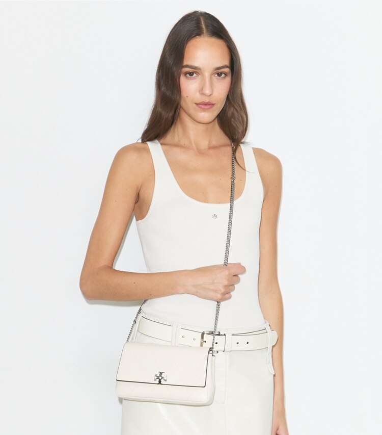 Tory Burch diseñador bolsos bandolera Bandolera acolchado con cadena Charlie en Light Cream / Charms accesorio en modelo