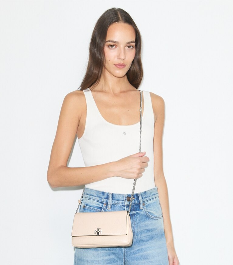 Tory Burch diseñador bolsos bandolera Bandolera acolchado con cadena Charlie en Soft Pink / Charms accesorio en modelo