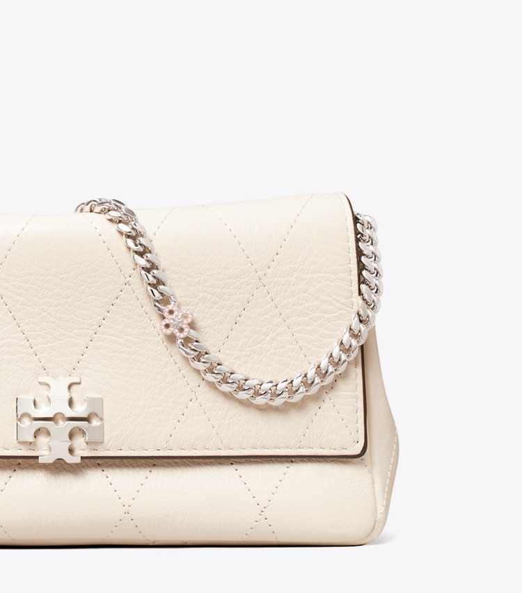 Tory Burch diseñador bolsos bandolera Bandolera acolchado con cadena Charlie en Light Cream / Charms detalle