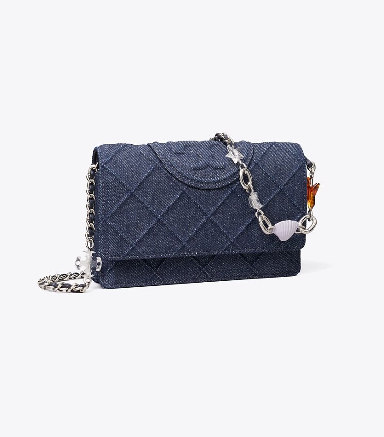 Tory Burch diseñador bolsos bandolera Bandolera de denim con dijes y cadena Fleming en Blue ángulo