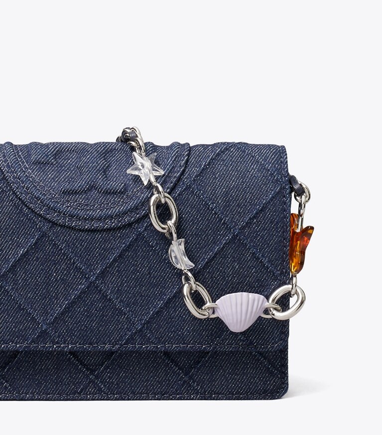 Tory Burch diseñador bolsos bandolera Bandolera de denim con dijes y cadena Fleming en Blue detalle