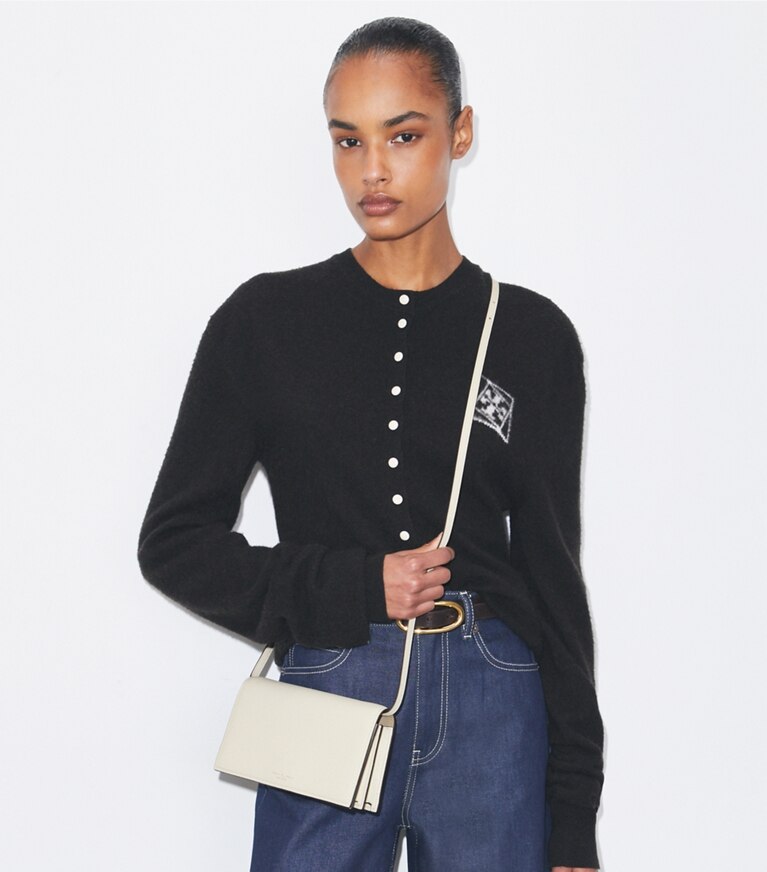 Tory Burch diseñador bolsos bandolera Bandolera Perry Wallet en Light Cream accesorio en el modelo