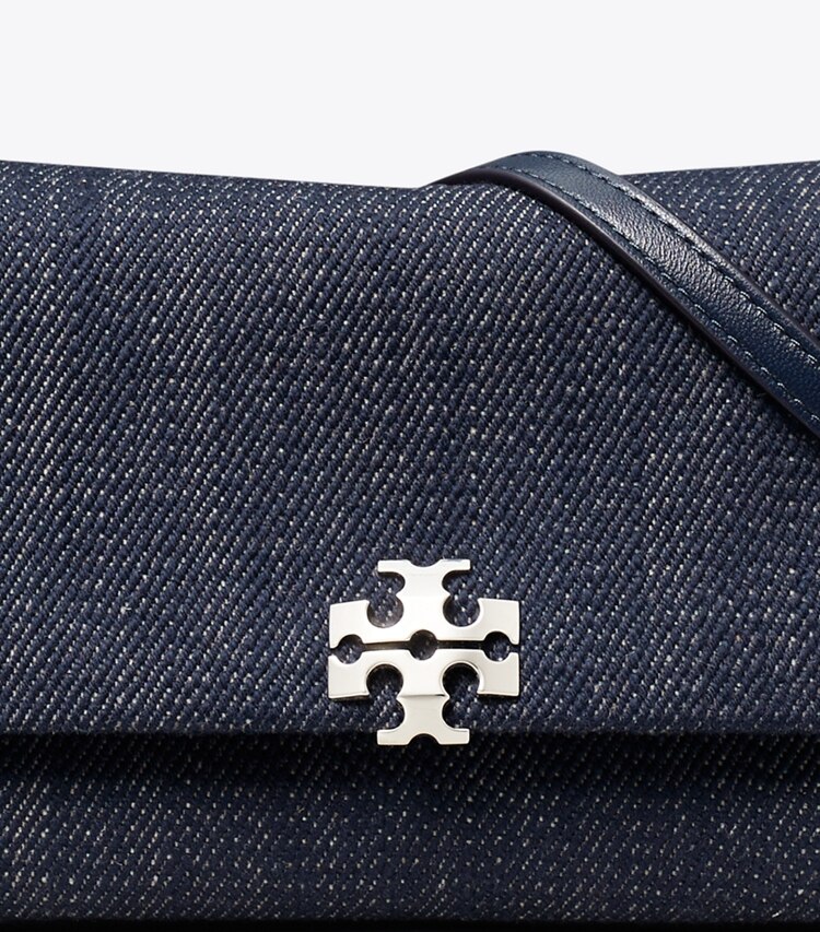 Tory Burch diseñador bolsos bandolera Bandolera tipo billetera de mezclilla Charlie en Midnight detalle