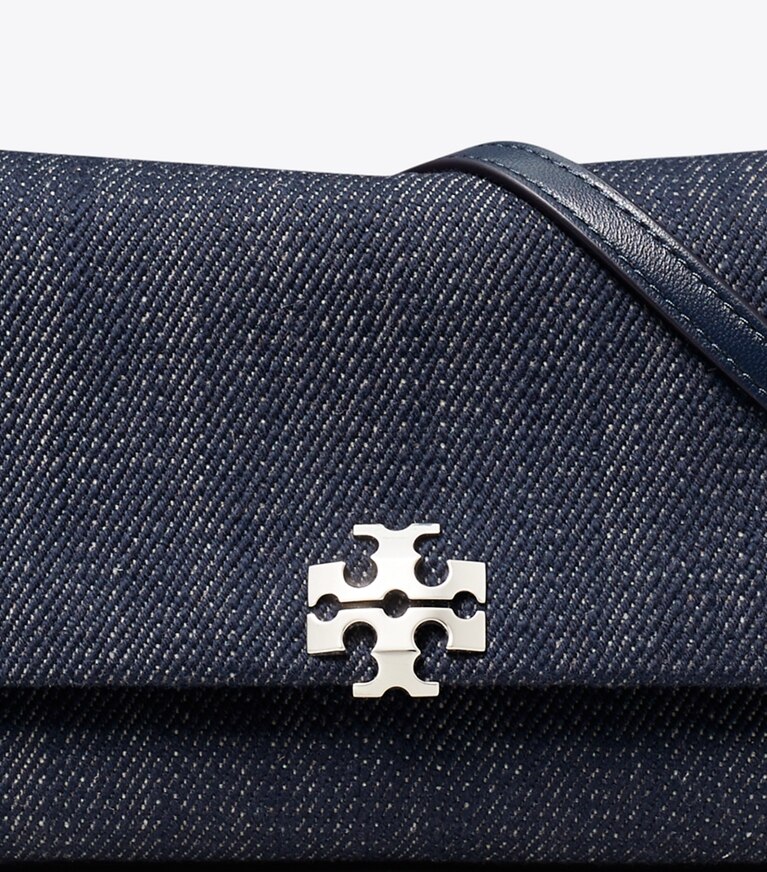 Tory Burch diseñador bolsos bandolera Bandolera tipo billetera de mezclilla Charlie en Midnight detalle