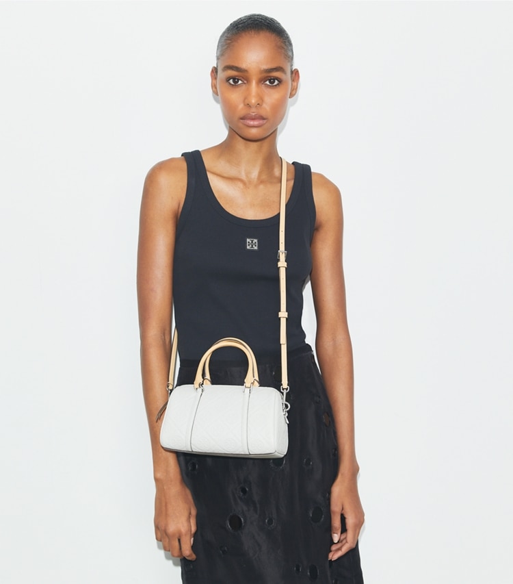 Tory Burch designer borse a spalla Barrel Bag T Monogram Petite martellata in Light Titanium accessory on model