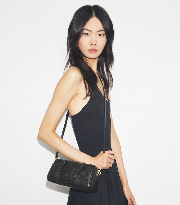 Tory Burch designer borse a spalla Barrel Bag T Monogram Petite martellata in Black accessory on model