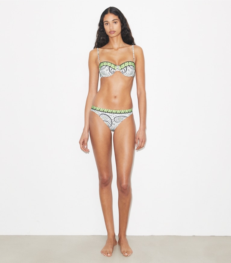Tory Burch designer deux pieces Bas de bikini imprimé in Mint Cockatoo sur mannequin, devant