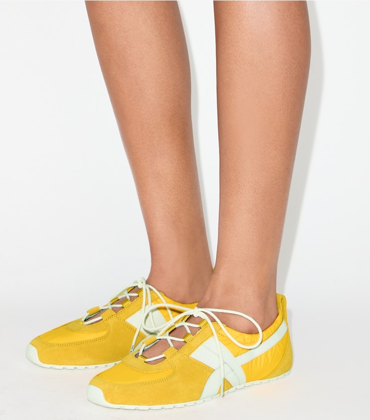 Tory Burch designer baskets Baskets ballerines Hank in YELLOW / CREAM / YELLOW accessory on model