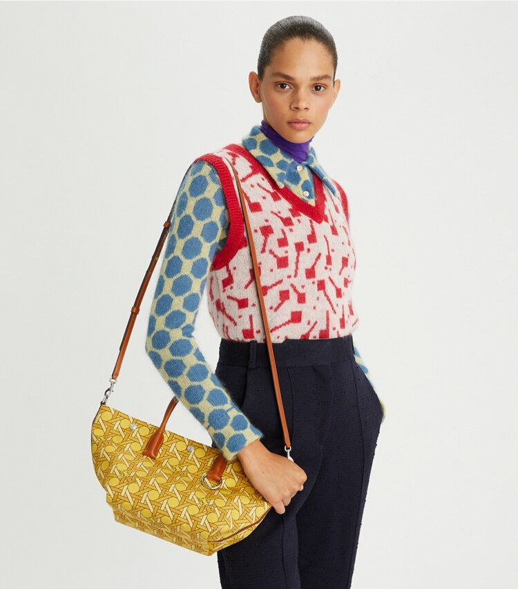 Tory Burch designer tote bags Basketweave Tasche aus Canvas, klein in Saffron Basketweave accessory on model