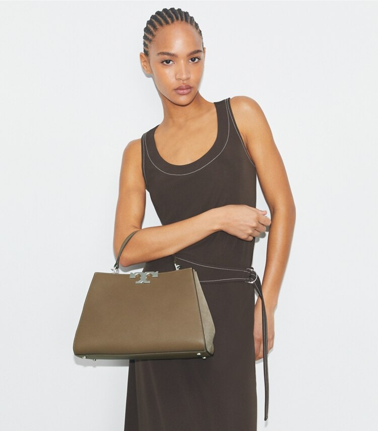 Tory Burch designer bauletto Bauletto Eleanor in pelle martellata in Wild Mushroom accessory on model
