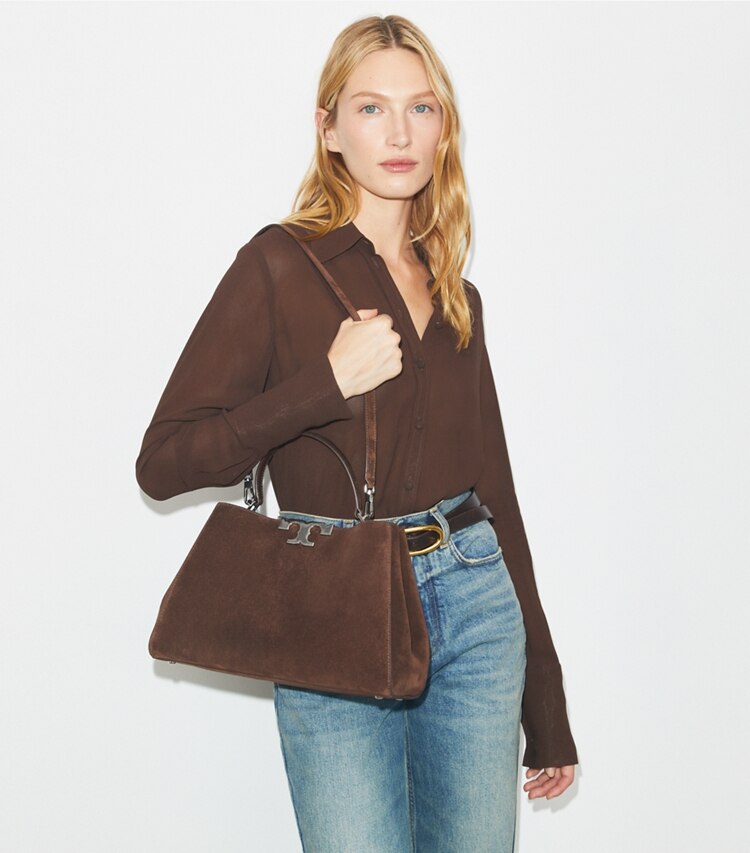 Tory Burch designer bauletto Bauletto Eleanor in suede in Dark Cocoa additional on model