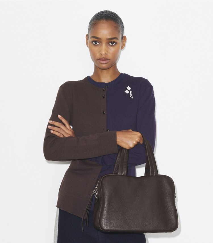 Tory Burch designer bauletto Bauletto in pelle in Cocoa additional on model