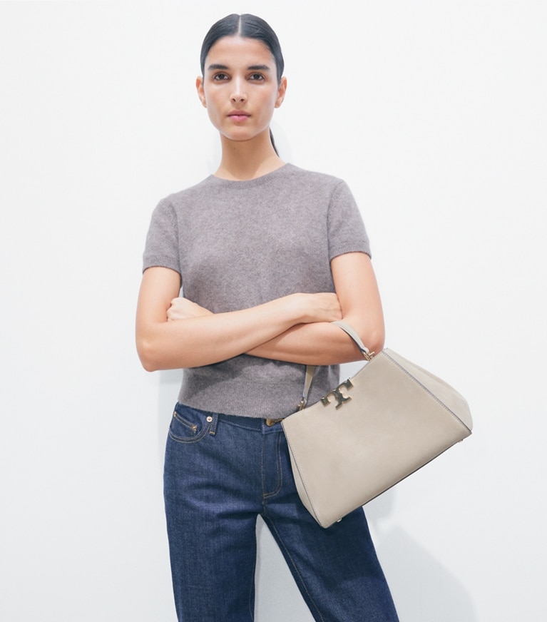 Tory Burch designer bauletto Bauletto medio Eleanor in suede in Oatmeal accessory on model