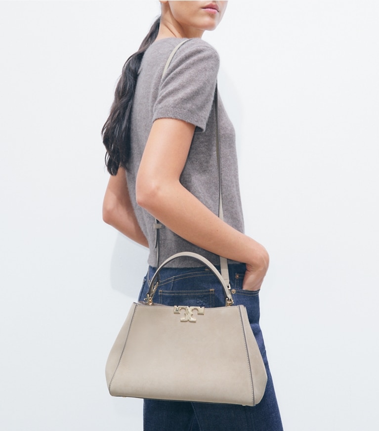Tory Burch designer bauletto Bauletto medio Eleanor in suede in Oatmeal additional on model