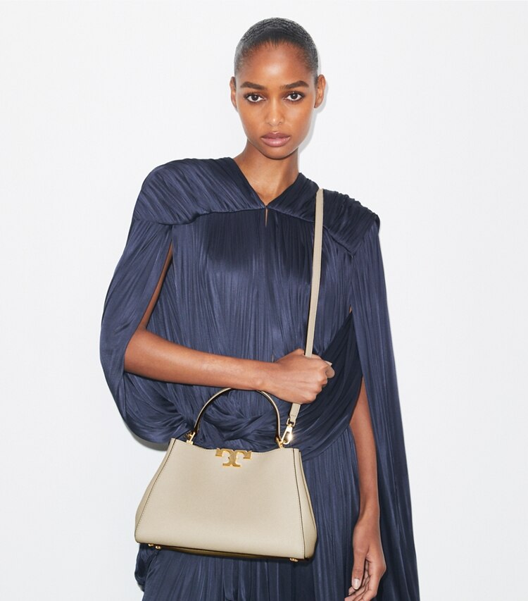 Tory Burch designer bauletto Bauletto morbido medio Eleanor in Light Stone accessory on model