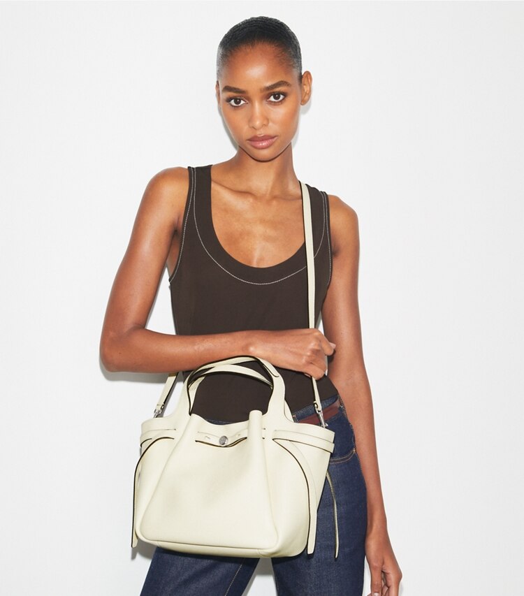 Tory Burch designer borse shopping Bauletto Romy in Light Cream accessory on model