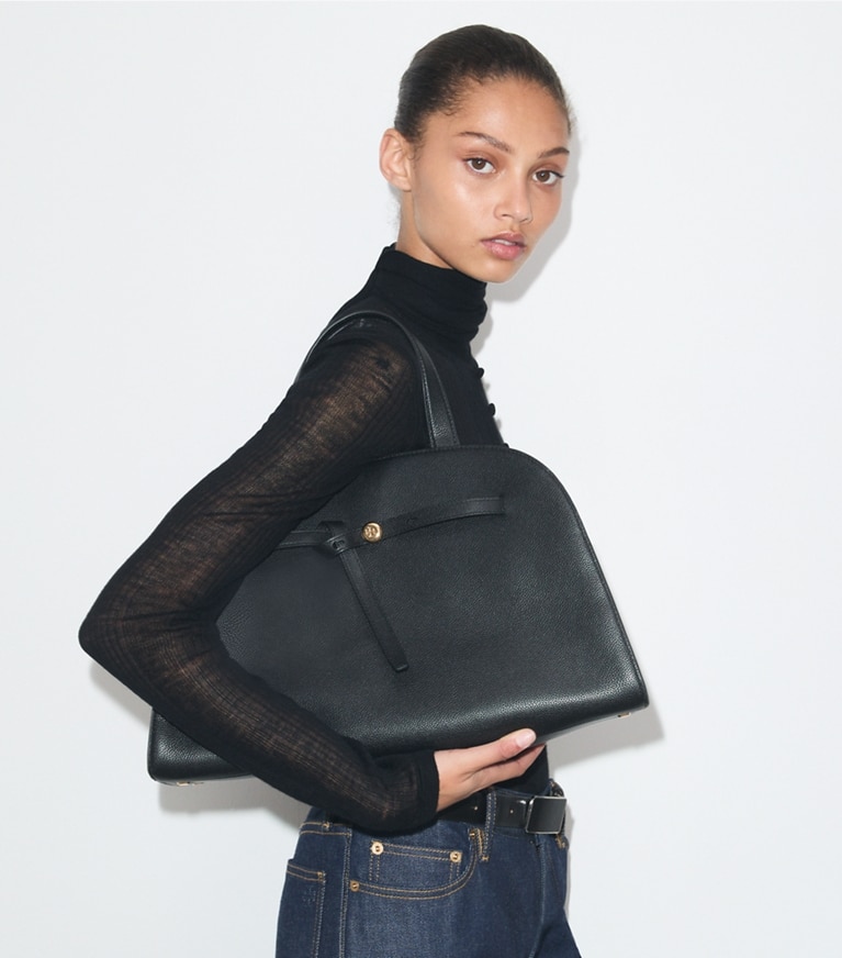 Tory Burch designer bauletto Bauletto Romy in Black accessory on model
