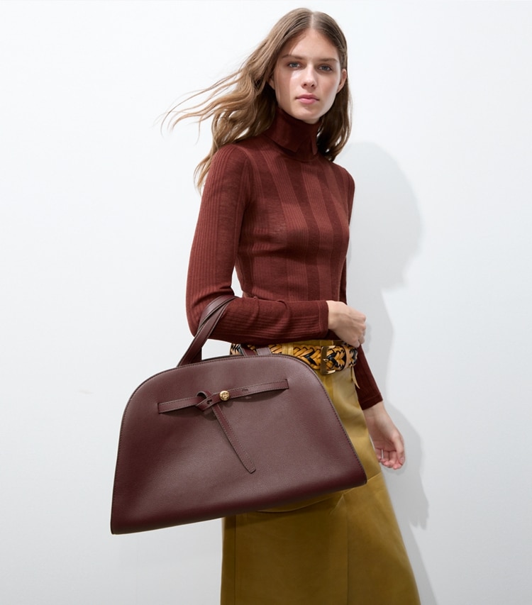 Tory Burch designer sac à main Bauletto Romy dans Dark Carmine accessoire sur le modèle