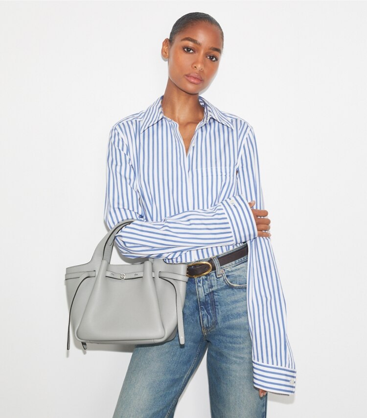 Tory Burch designer borse shopping Bauletto Romy in Light Granite additional on model