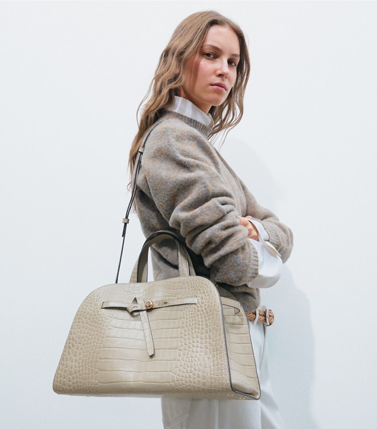 Tory Burch designer bauletto Bauletto Romy con rilievo effetto coccodrillo in Light Hickory additional on model