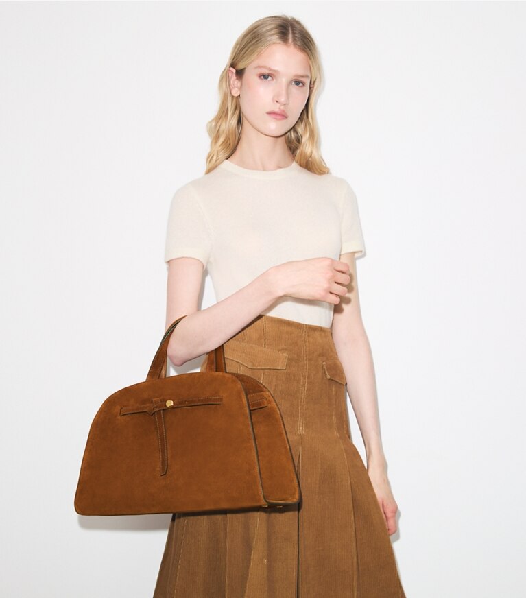 Tory Burch designer sac à main Bauletto Romy en suède dans Caramel accessoire sur le modèle