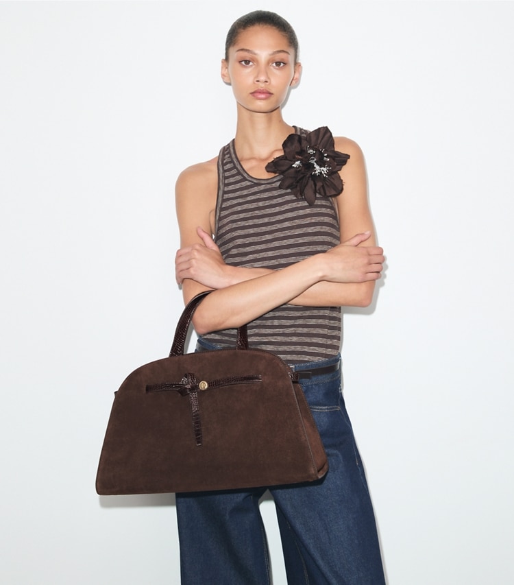 Tory Burch designer sac à main Bauletto Romy en suède dans DARK COCOA accessoire sur le modèle
