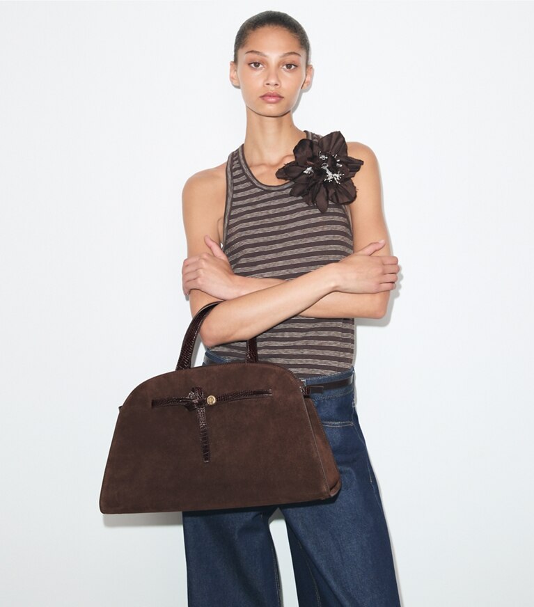 Tory Burch designer sac à main Bauletto Romy en suède dans DARK COCOA accessoire sur le modèle