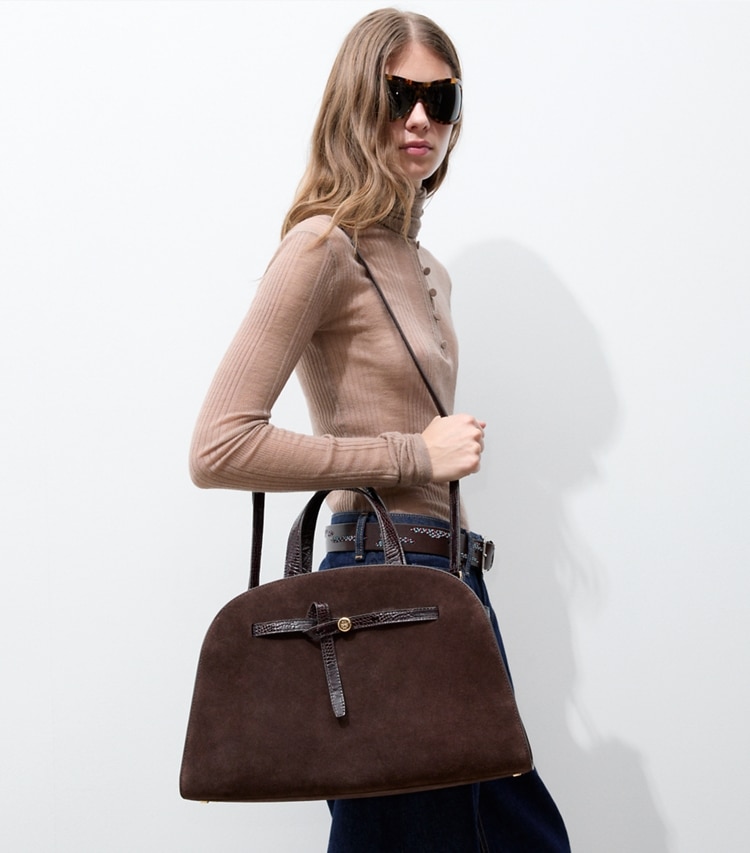 Tory Burch designer bauletto Bauletto Romy in suede in DARK COCOA additional on model
