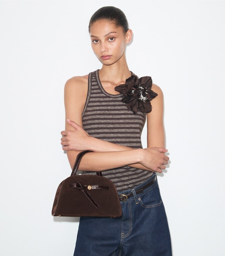 Tory Burch diseñador bolsos bandolera Bauletto Romy pequeño de gamuza en DARK COCOA accesorio en modelo