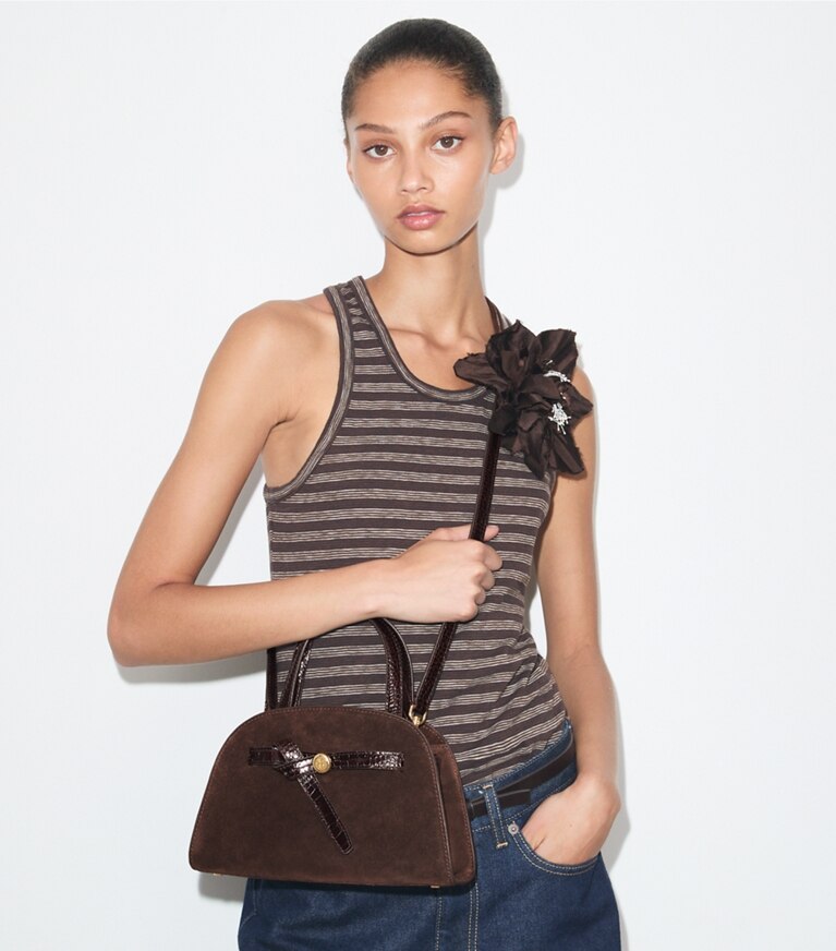 Tory Burch diseñador bolsos bandolera Bauletto Romy pequeño de gamuza en DARK COCOA adicional en modelo
