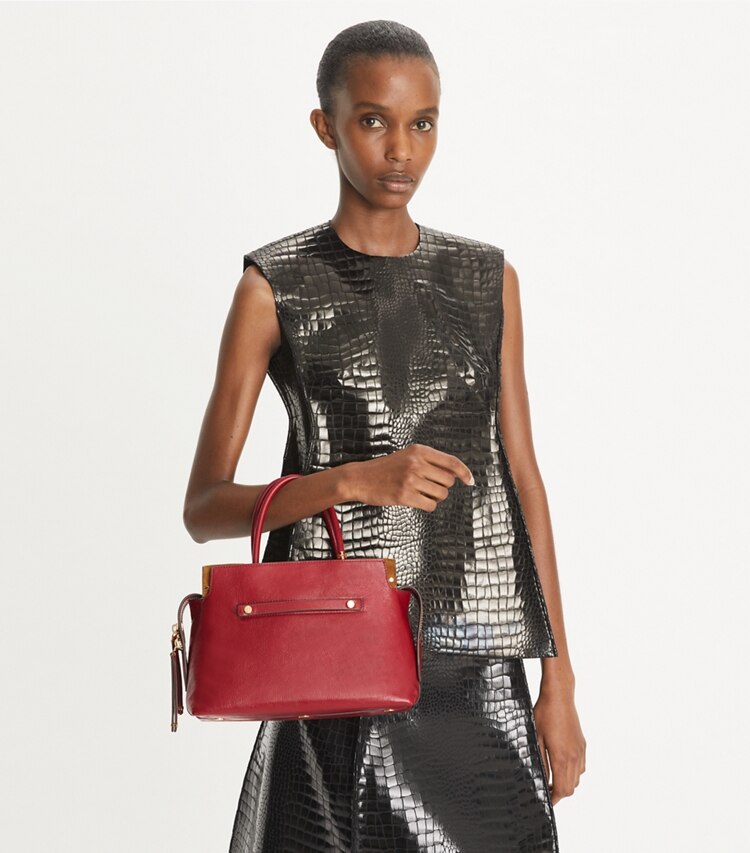 Tory Burch designer bauletto Bauletto testurizzato Mercer in Ruby accessory on model