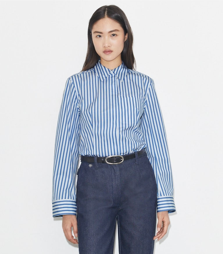 Tory Burch designer oberteile Baumwollhemd mit Glockenärmeln in Blue Stripe on model detail
